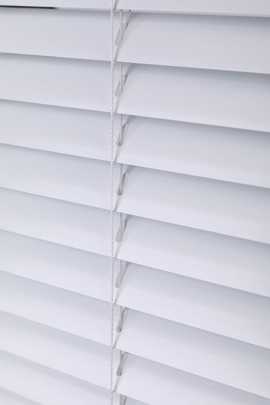 دکوراسیون پنجره آلومینیومی پرده شارژی ونیزی برای بیمارستان ها