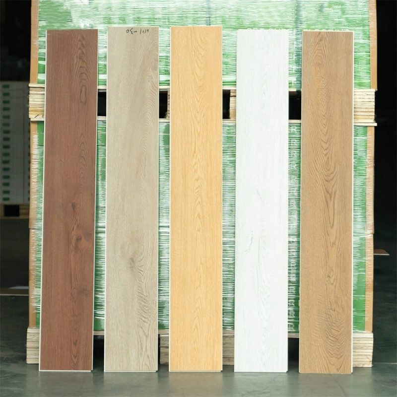 درب داخلی ضد آب 4mm دانه چوبی هسته سخت PVC پلاستکی تخت بسته بندی کلیک قفل Spc کفپوش وینیل